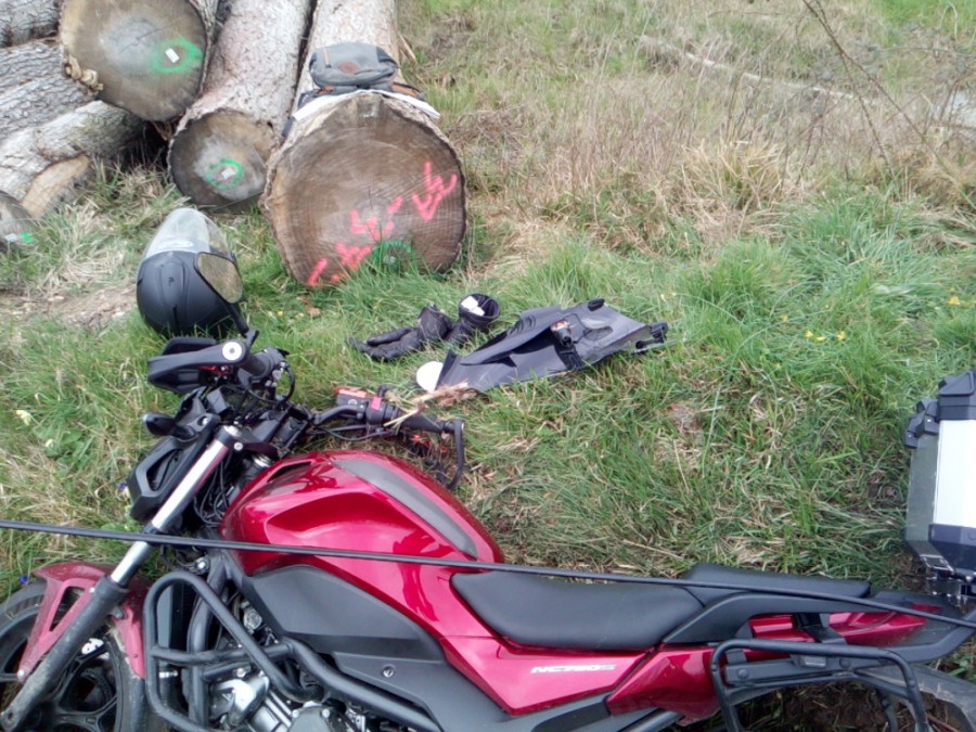 Le câble passant sur la moto