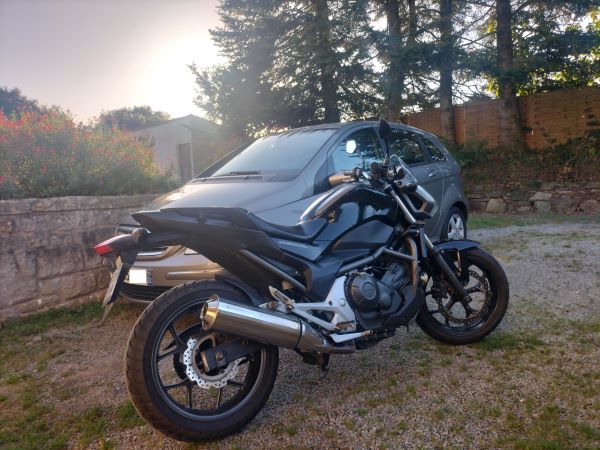 NC700S-Plus le la regarde, plus je la trouve belle. Normal, c'est la mienne....jpg