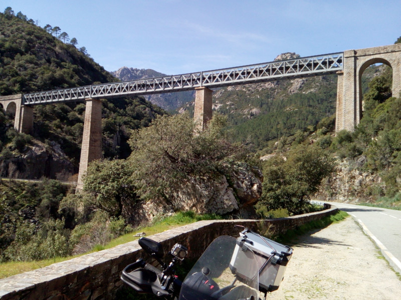 Devant le pont ferroviaire Eiffel de Vecchio