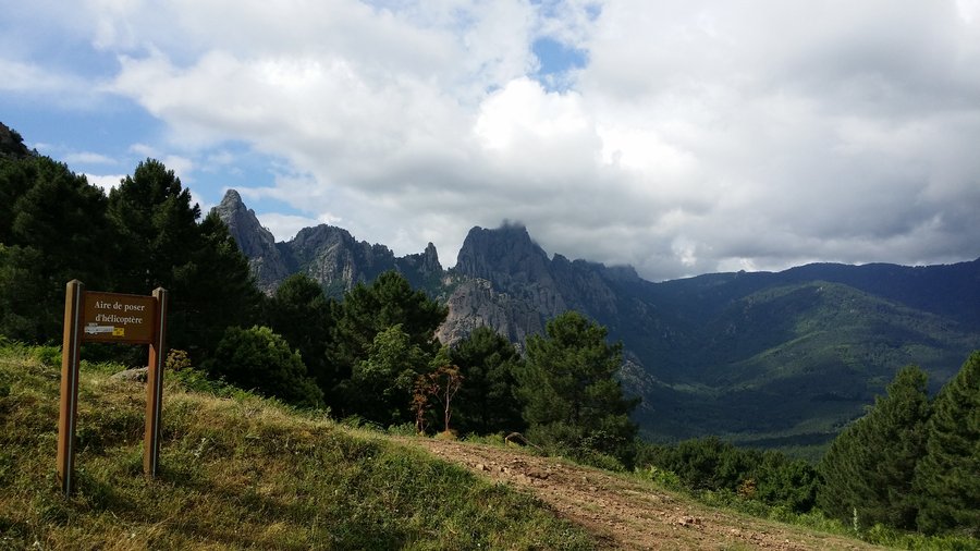 aiguille de bavella sous les nuages