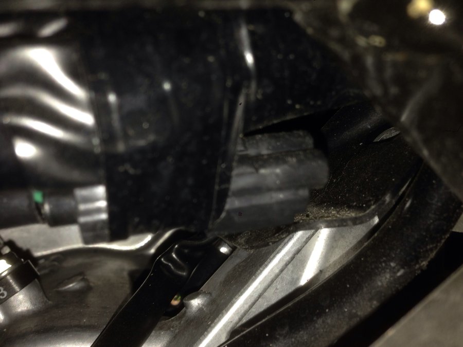 Cette prise noire n'est connectée à rien mais c'est une prise 2 pins seulement et non 6.