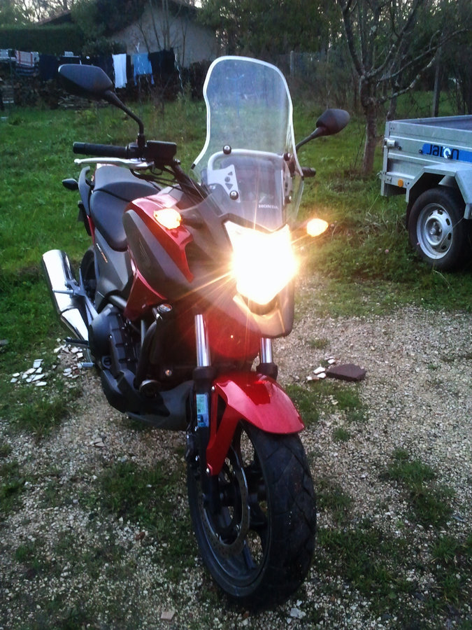 Quand le soir tombe sur sa robe rouge...