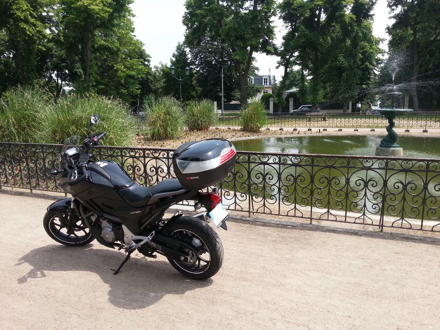 Rond point de Maisons-Laffitte (78) /5<br />Merci à Fred28 pour le Léche-roue ; Comme tu peux voir il a bien pris place