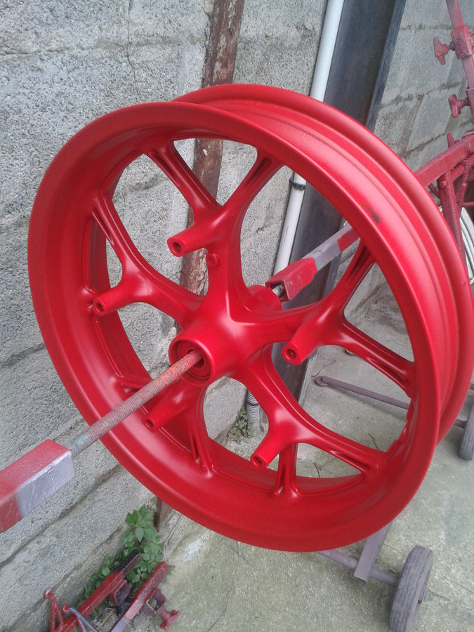 Maintenant en rouge satiné les jantes et sans autocollant