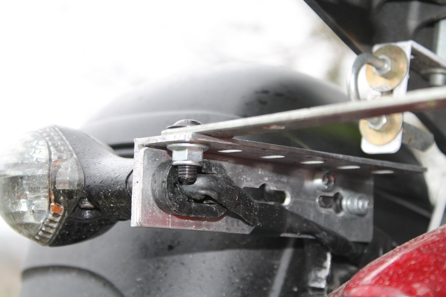 IMG_2615.JPG (2.96 Mio) Vu 4728 fois Détail de la platine alu fixée par 2 vis inox 6 pans creux sur le support Krauser, le cligno y est clippé avec une barrette elle aussi en alu.