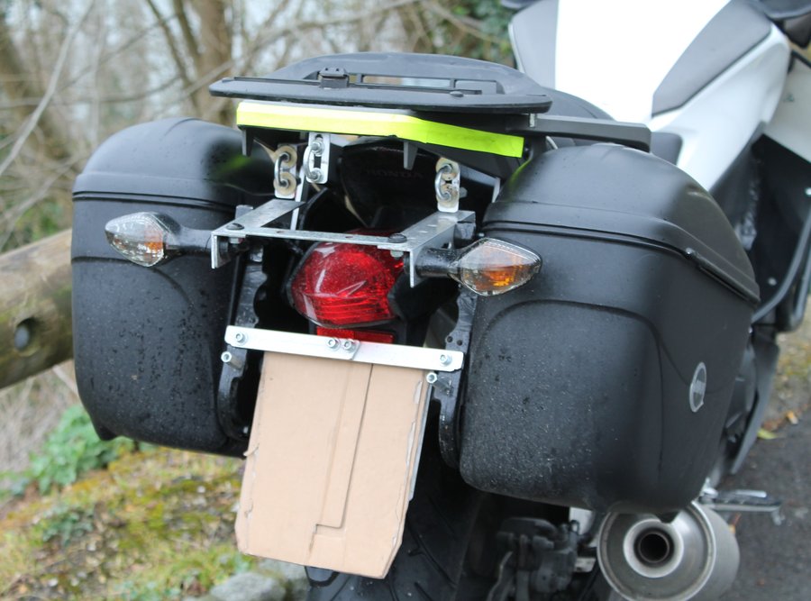 IMG_2613 (2).JPG (1.16 Mio) Vu 4716 fois les valises, les platines clignos et les supports de l'antivol vus de l'AR.