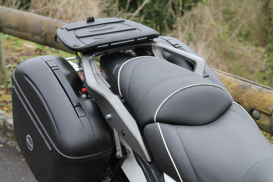 IMG_2619.JPG (3.69 Mio) Vu 4728 fois Vue de l'ar de la moto, avec une largeur qui permet de passer sans se soucier de la bagagerie!