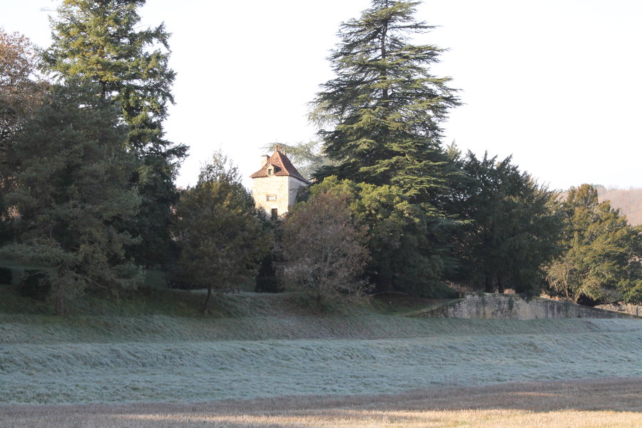 Maison maternelle et natale au petit matin frisquet coté tour est