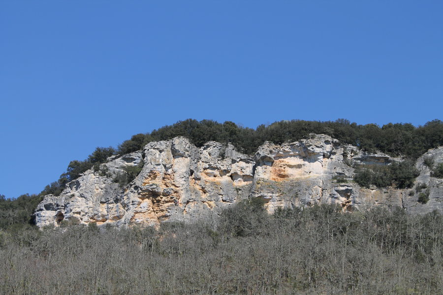 une partie des falaises du Céou, spot réputé<br />d'escalade (environ 200 voies du 3 au 8C)<br />Cherchez les 3 grimpeurs!!