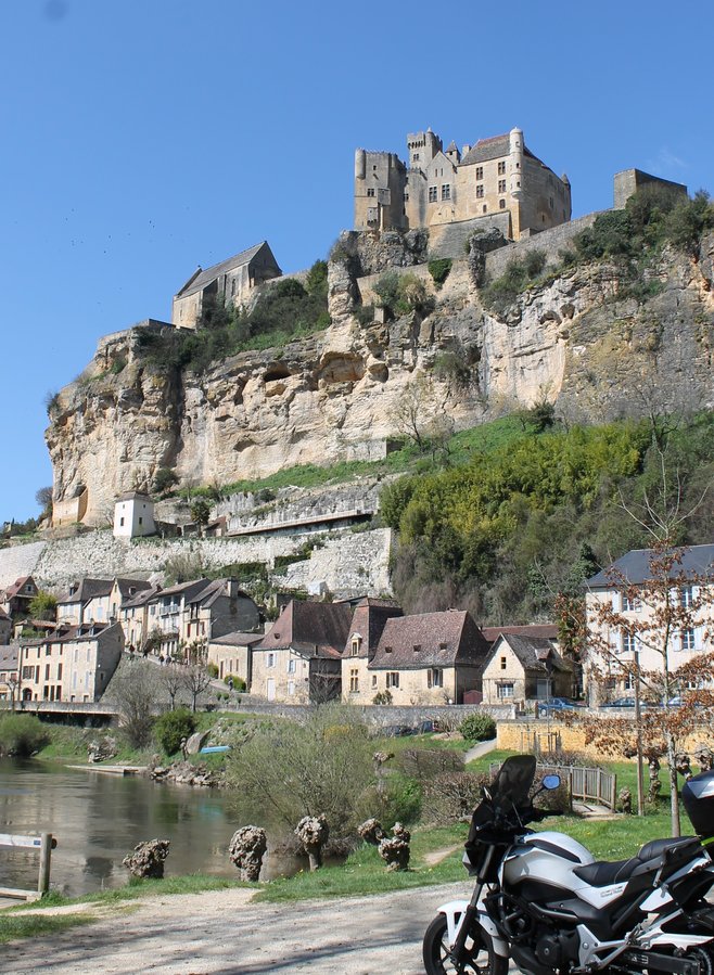 Beynac, le Chateau, la falaise, la Dordogne,<br />et la &quot;titine&quot; qui fait la pose