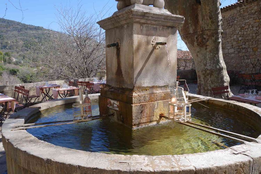 Le rosé rafraichit dans une restaurant de Seillans