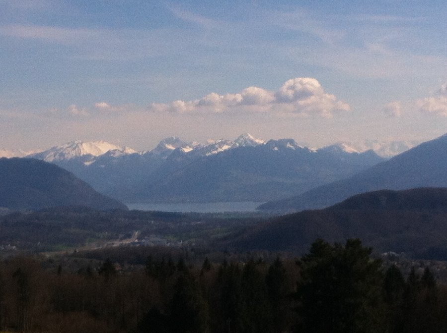 Le lac d'Annecy au loin