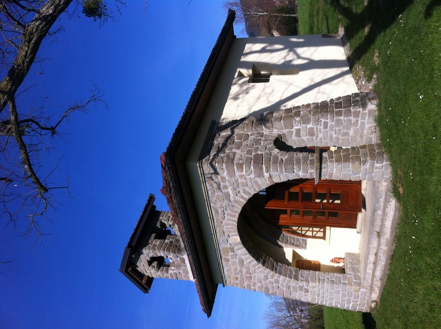 Cette chapelle a ete erigee en 1945. Sa construction n'etait conditionnee que par le retour de tous les soldats de la commune de Neydens