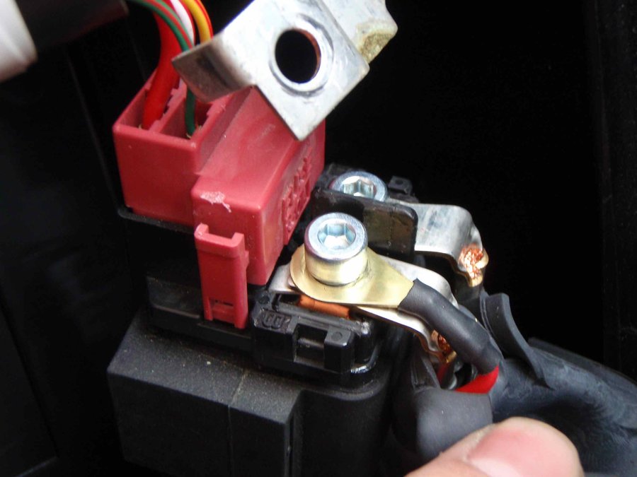 Allum cigare2.jpg (146.98 Kio) Vu 5854 fois Cette borne est déja protégée par un gros fusible.