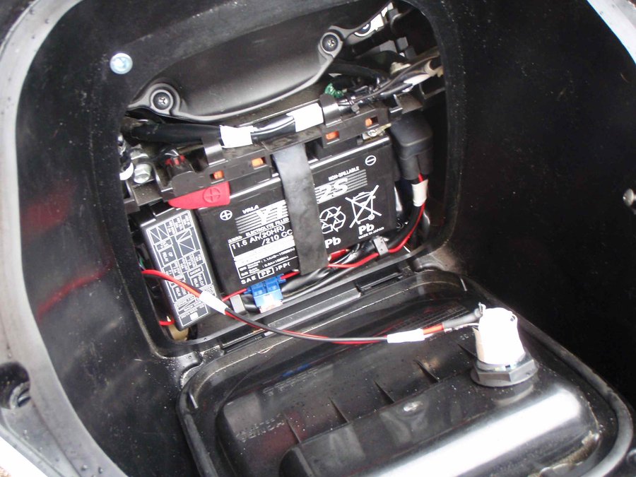 Allum cigare5.jpg (230.16 Kio) Vu 5854 fois A droite le contacteur avec le fil rouge de mon + permanent.