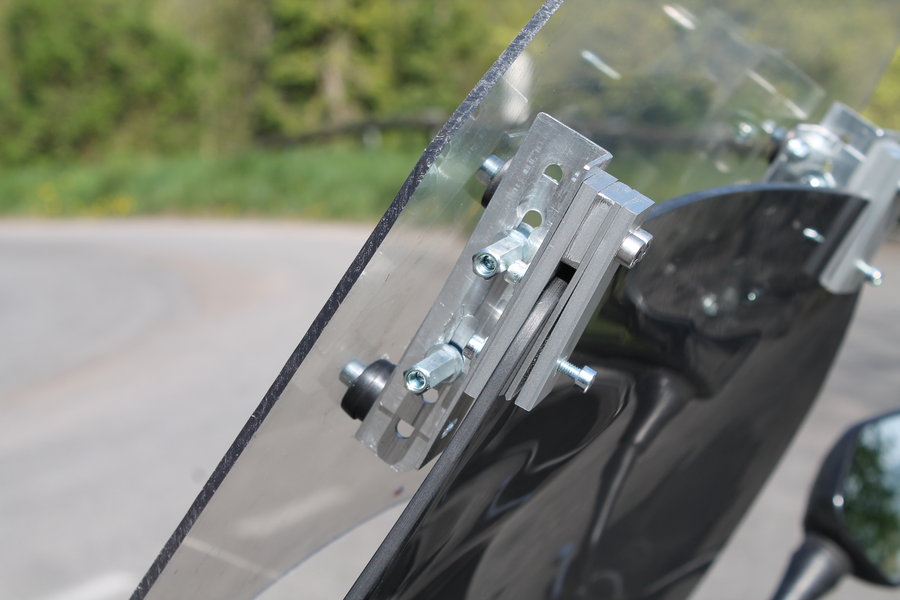 IMG_2825.JPG (2.87 Mio) Vu 6548 fois détail de la pince support et principe de fixation sur la bulle (sans perçage de cette dernière)