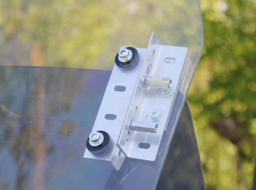 IMG_2821 (2).JPG (366.59 Kio) Vu 6546 fois détail liaison support déflecteur réglable / support réglable sur la pince