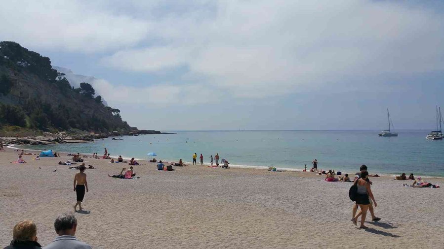 Quelques baigneurs (l'eau est froide à Cassis)