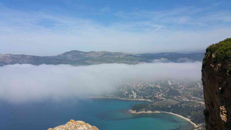 Vue sur la baie de Cassis (nuage du à la fraîcheur de l'eau vs chaleur de l'air)