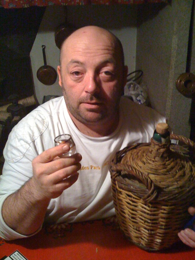 Mon pote Pascal et la bonbonne de fruits du jardin