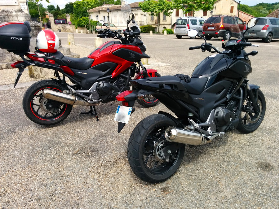 NC750 X DCT rouge et noire 01.jpg