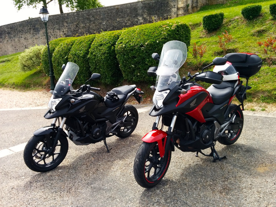 NC750 X DCT rouge et noire 02.jpg