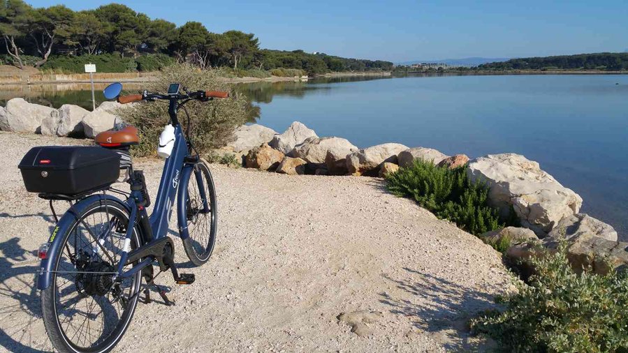 Vers le fond, un peu à droite le port de l'île des Embiez