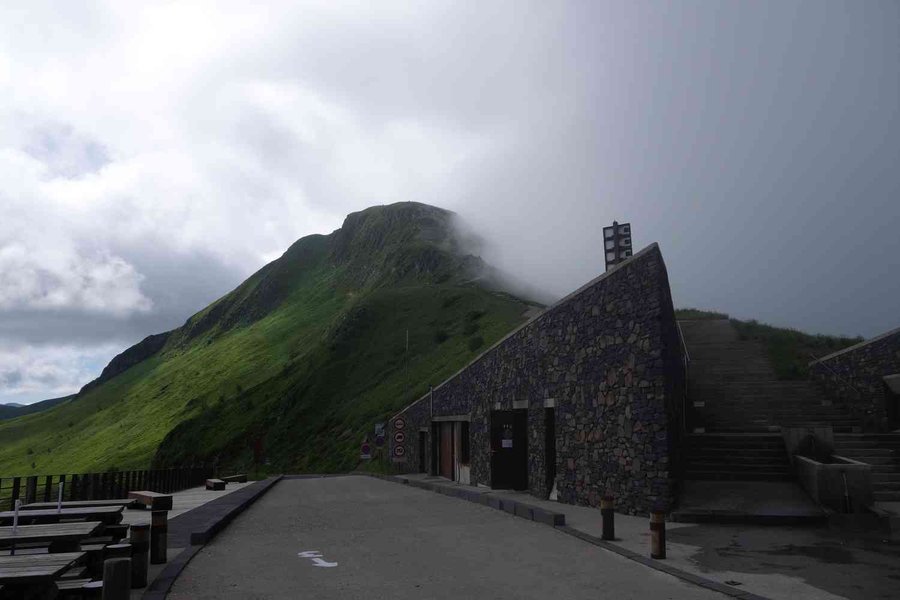 Puy Mary, un peu dans les nuages, 1783m