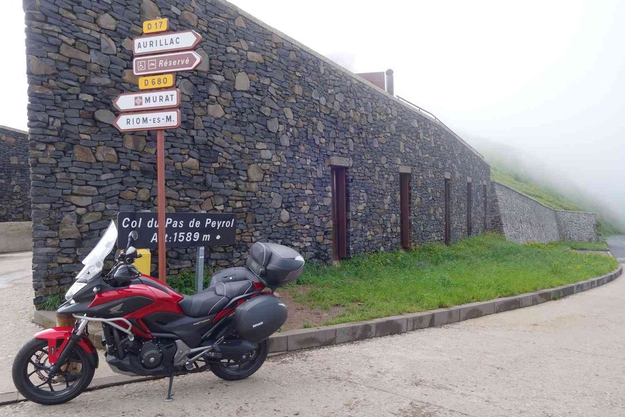 Arrivée au pas de Peyrol, 1589m encore un peu frais de bonne heure...au pied du puy Mary