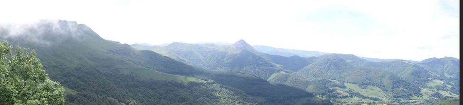 Vue du cantal avant en montant au pas de Peyrol