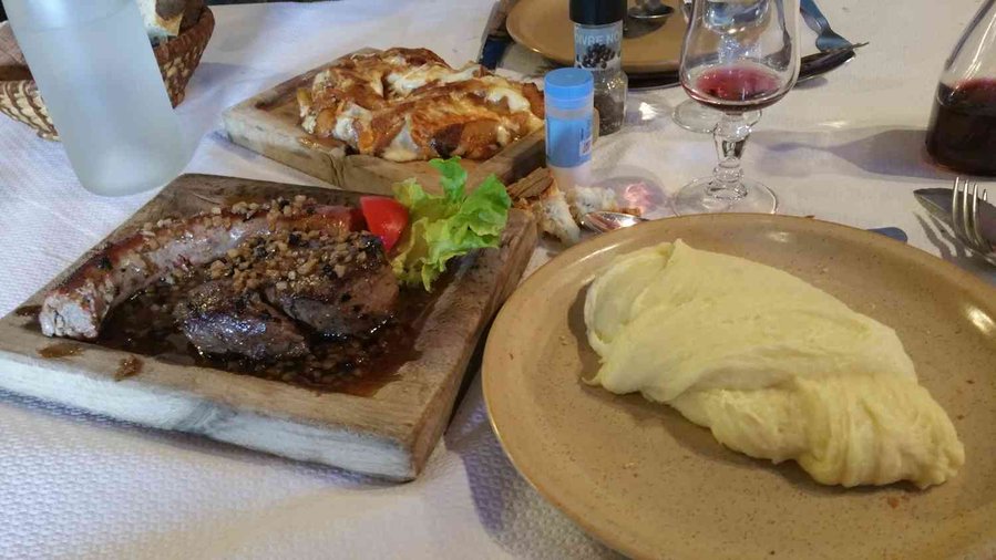 Au buron de Born, le plat de résisitance, pièce de boeuf de l'Aubrac, saqucisse locale et aligot à volonté (derrière c'est pour la passagère). Après il y a encore LES fromages.. et la tarte.