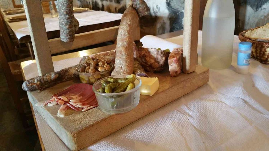 Au buron de Born, l'entrée charcuterie pour 1 personne....... (on ne voit pas tout et c'est déjà entamé par moi........)