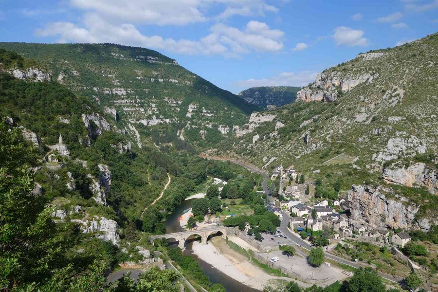 Descente du causse Méjean vers La Malène au bord du Tarn superbe route, bien pentue et des épingles très serrées