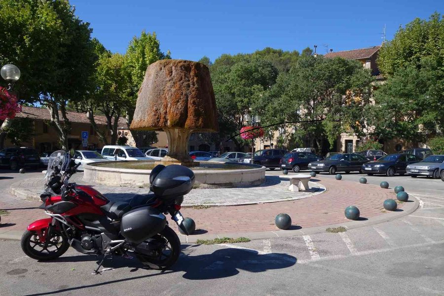 Arrêt café à Barjols (une des 28 fontaines de Barjols)