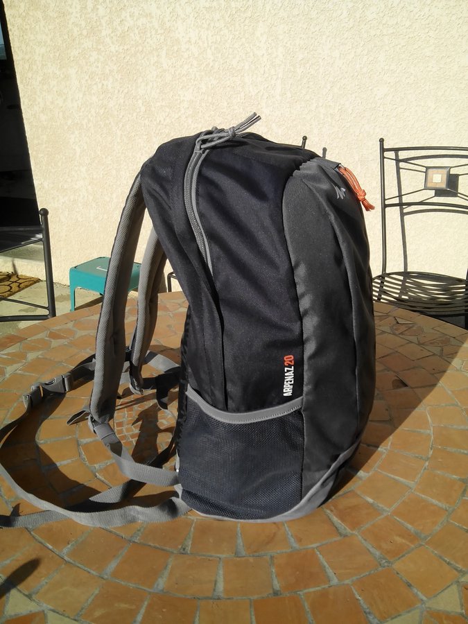 non , ce sont les lanières &quot;ventrale&quot; du sac qui font le tour du faux réservoir et qui reviennent sur le sac et que l'ont règlent à la demande .