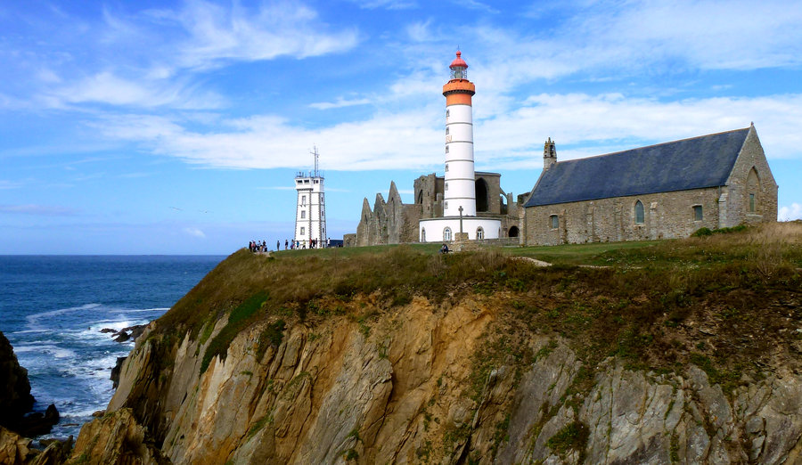 De retour sur la cote, nous filons vers Brest et sa région. La 1ère partie de la route se fait en longeant l'Elorn. 15 km en légère descente, agrémentée par debeaux virages et un revètement très agréable. j'adore. Puis 1ère halte à la Pointe St Mathieu (sous le soleil).