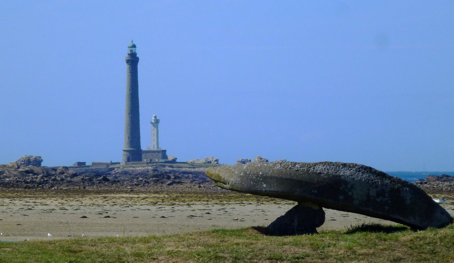 Le phare de l'île Vierge, l'un des plus hauts du monde, est un phare maritime construit sur un îlot dénommé « Île Vierge » à 1,5 km de la côte.