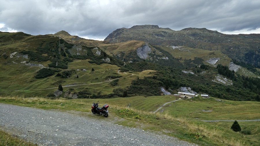 Nous nous sommes arrêtés à hauteur du Lac des Fées et avons rebroussé chemin car la piste était tout de même bien glissante. Nous n'avons croisé qu'un side TT !