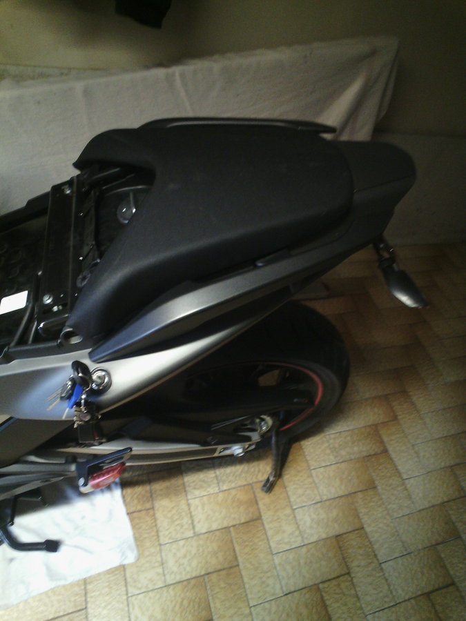 AV  :  selle d'origine AR