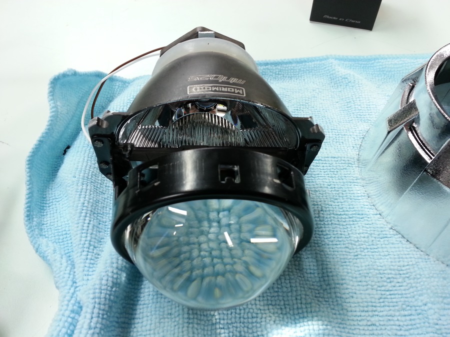 Le projecteur avec la lentille