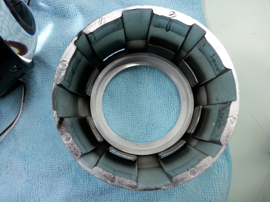 Montage de la bague au fond de l'enjoliveur