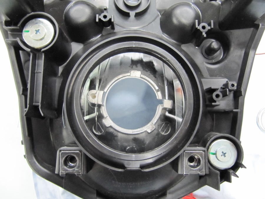 Ergots d'ampoule décentrés.