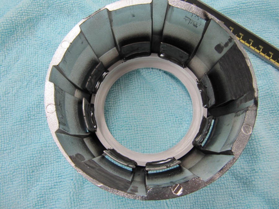 Collage de la bague dans l'enjoliveur.