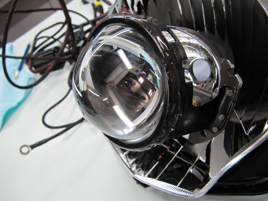 Application de la colle sur le bloc lentille.