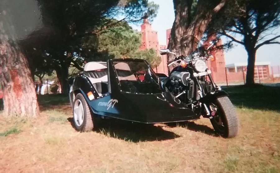 C'est une moto passion avec ses qualités et aussi ses défauts. .. une fois attelée plus de soucis avec le chassis ! Pour la conso, j'avais un réservoir sup de 21 litres de quoi faire jeu égale avec les solos... 10 L/100 km mini . De toutes façons, c'est fait pour envoyer les watts,  alors ...