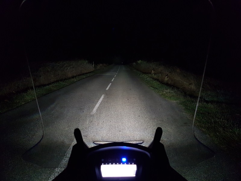 En phare réglé trop haut sur route de campagne