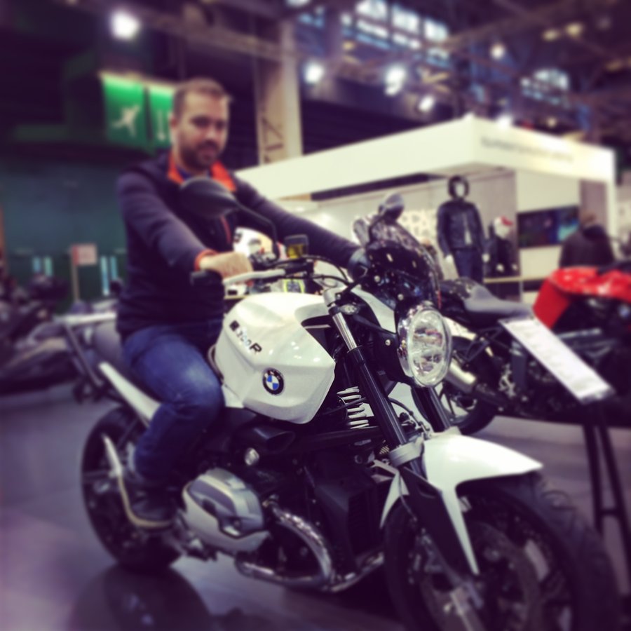 Me voilà chevauchant la BMW R1200R, une beauté ! :)