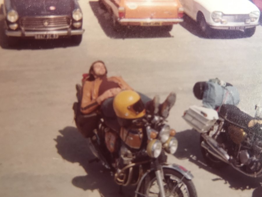 Mon bon copain en plein repos en 75, au Mont Saint MICHEL ...<br />CB750 Four gold