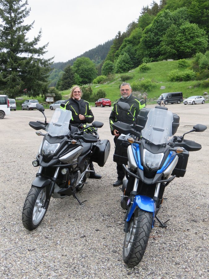 Madame et moi... la moto bleu c’est la moto de Jihem