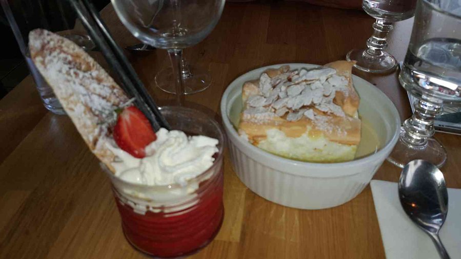 Dessert de Mme (île flottante maison) et moi (plus léger à base de coulis de fraise et glace yaourth)